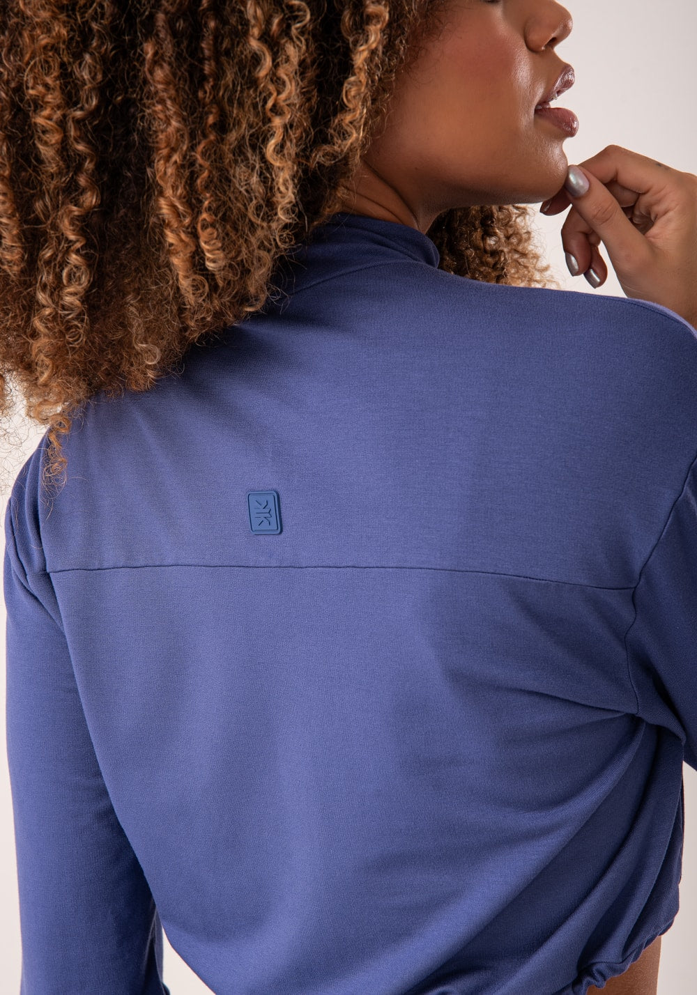 Casaco cropped feminino azul moletinho com zíper flow