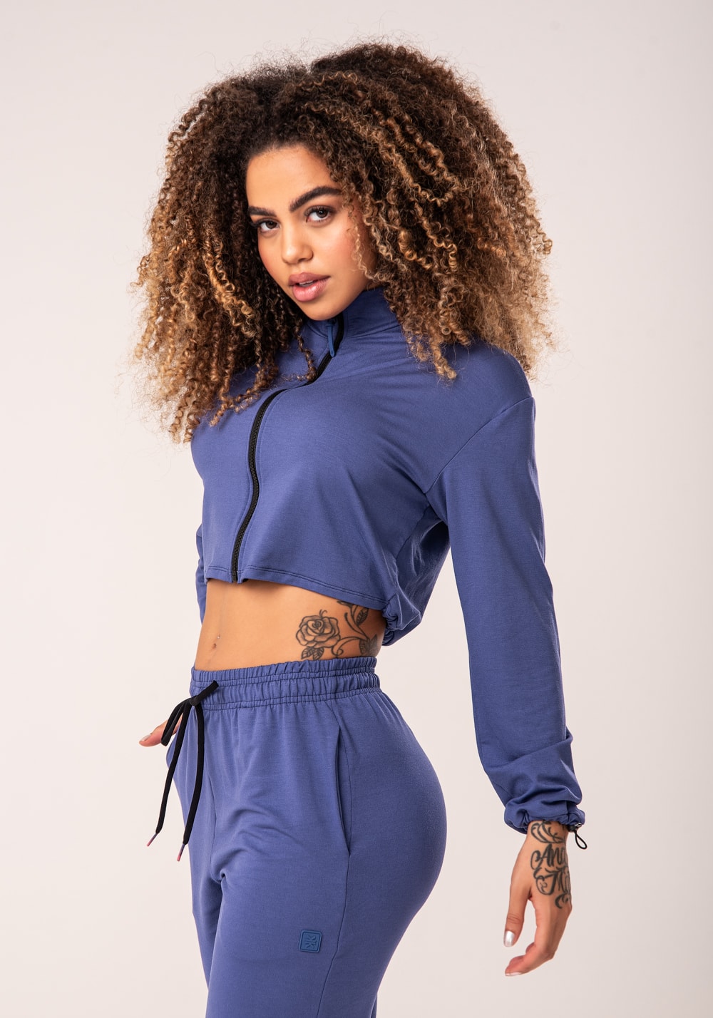 Casaco cropped feminino azul moletinho com zíper flow
