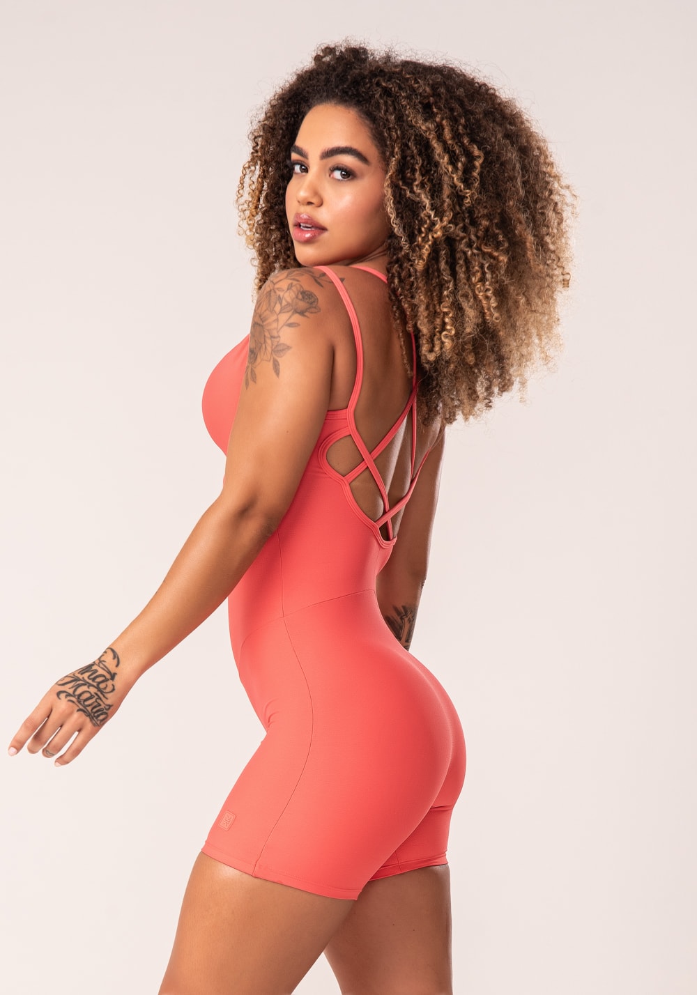 Macaquinho fitness feminino coral cut-out com decote franzido flow