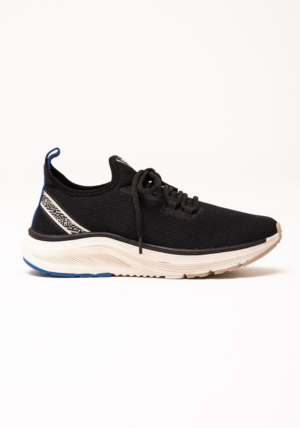 Tênis esportivo preto e branco com dois cadarços