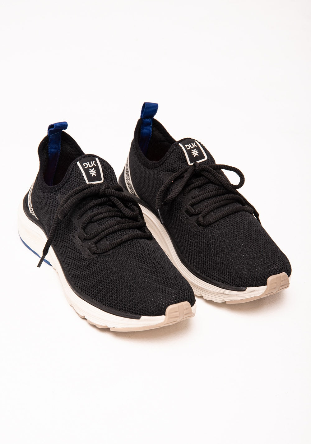 Tênis esportivo preto e branco com dois cadarços