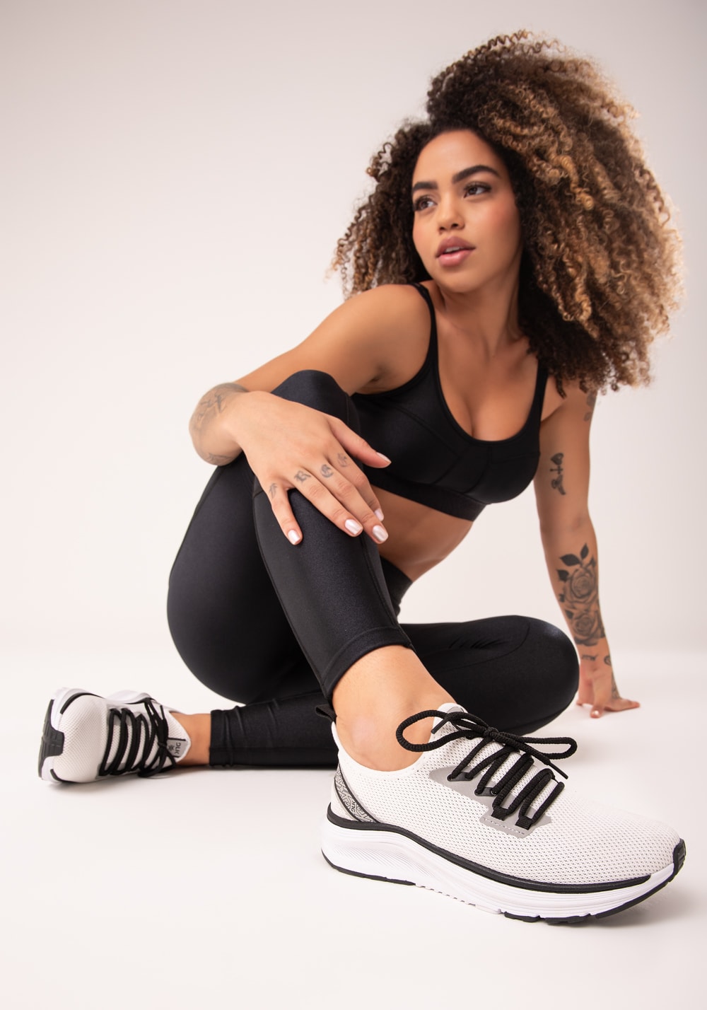 Tênis esportivo branco e cinza com dois cadarços