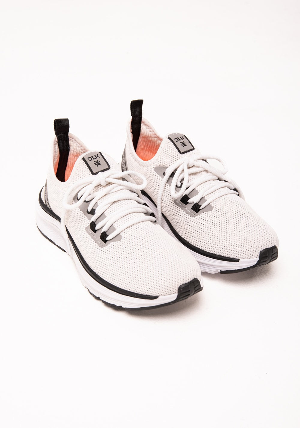 Tênis esportivo branco e cinza com dois cadarços