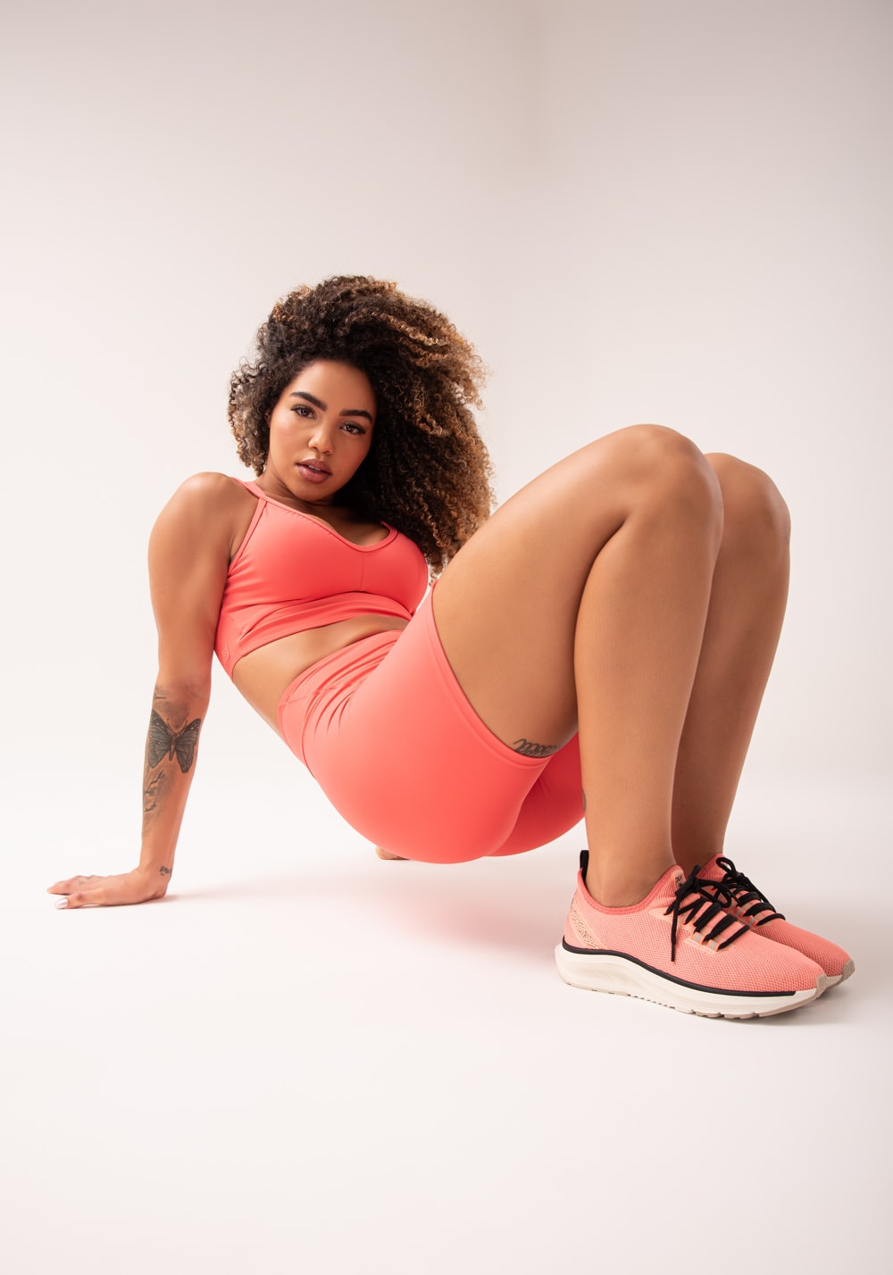 Tênis esportivo coral com dois cadarços