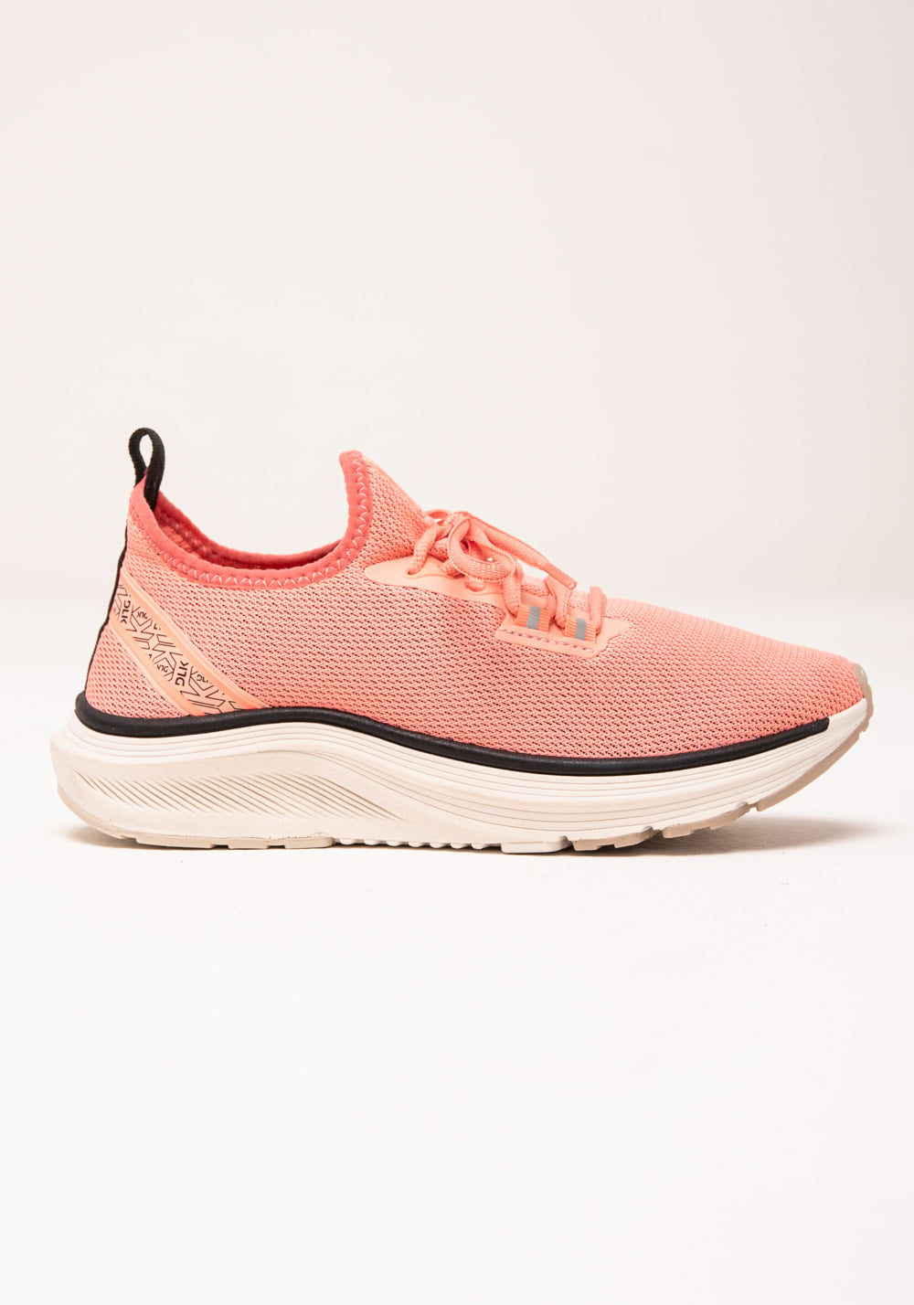 Tênis esportivo coral com dois cadarços
