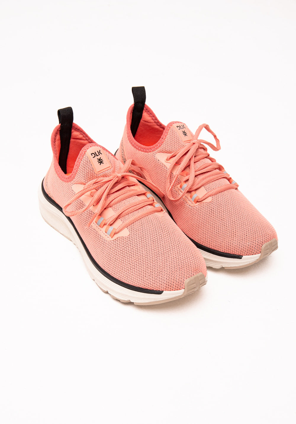 Tênis esportivo coral com dois cadarços
