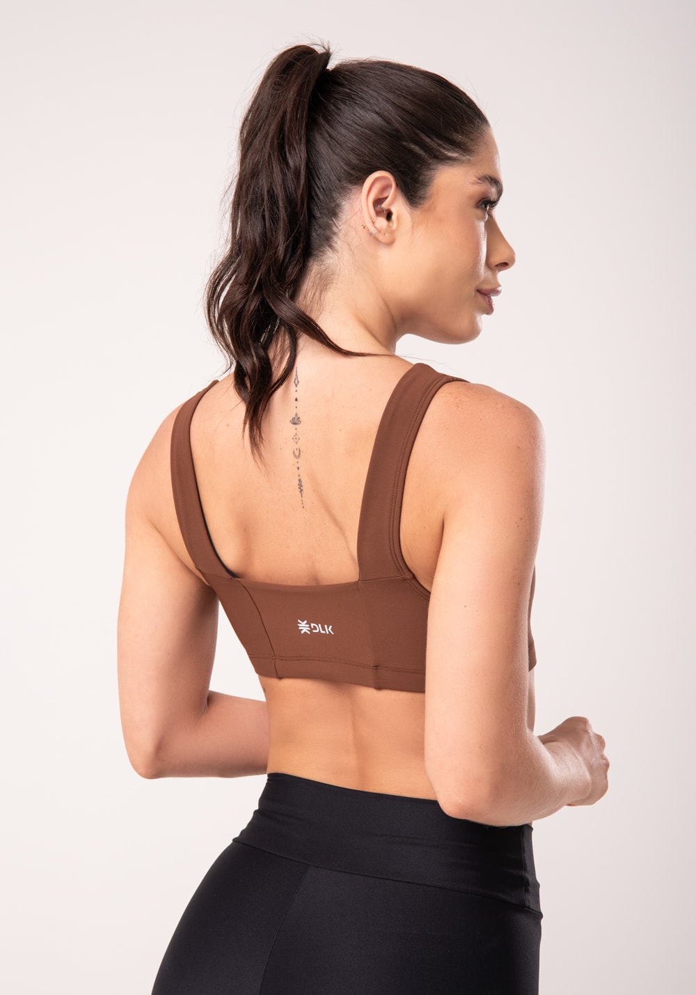 Top fitness feminino marrom com recortes e decote reto intense