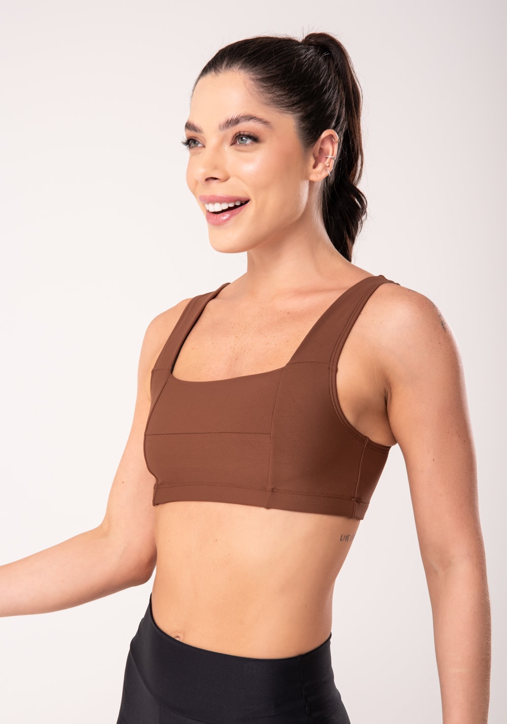 Top fitness feminino marrom com recortes e decote reto intense
