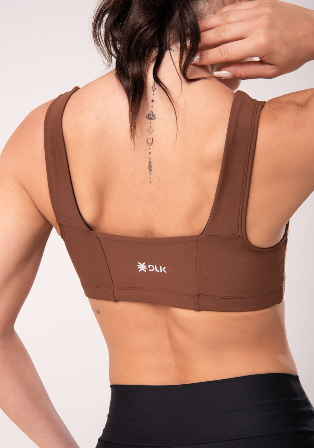 Top fitness feminino marrom com recortes e decote reto intense
