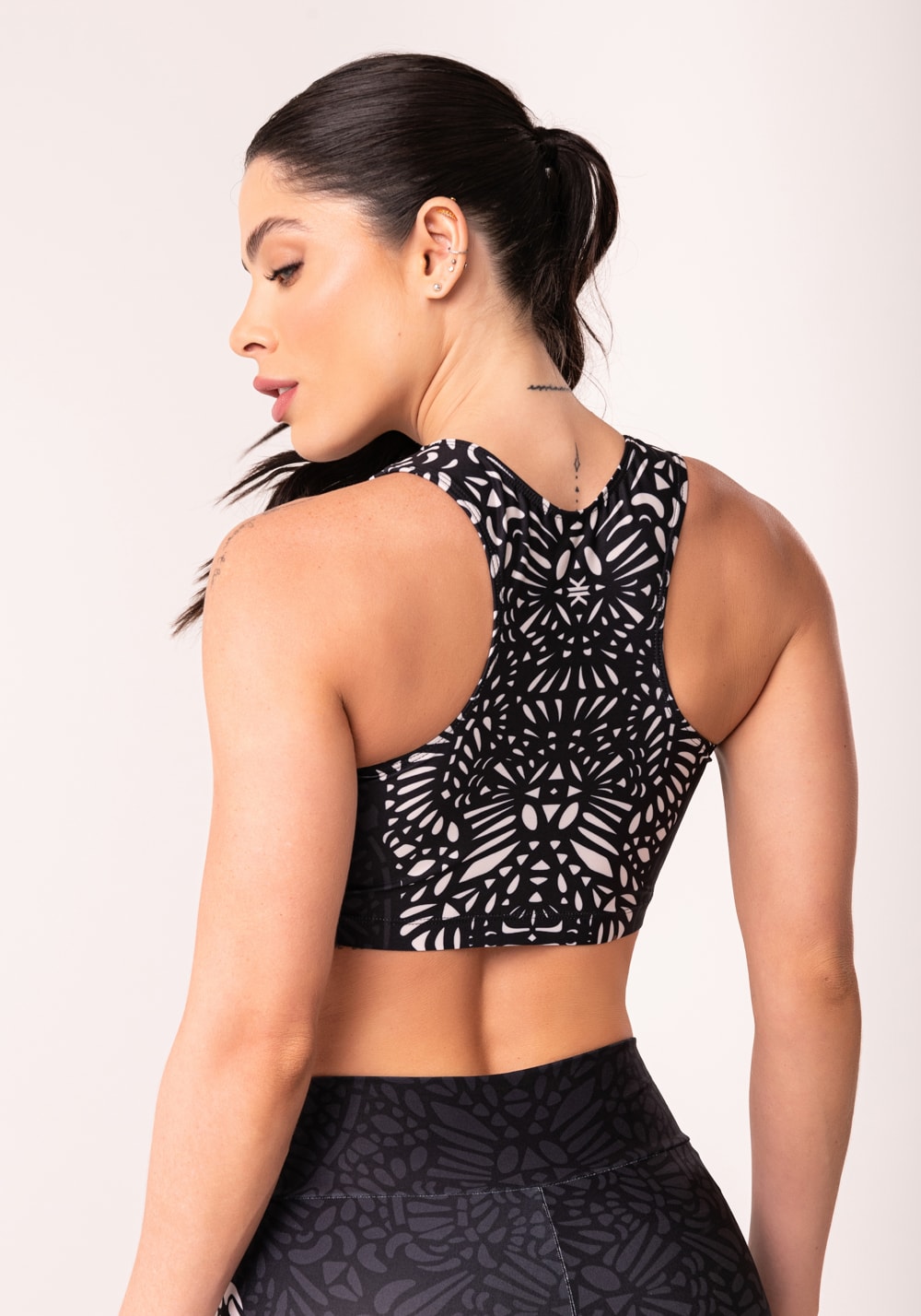 Top fitness feminino nadador arabesco preto e nude printed