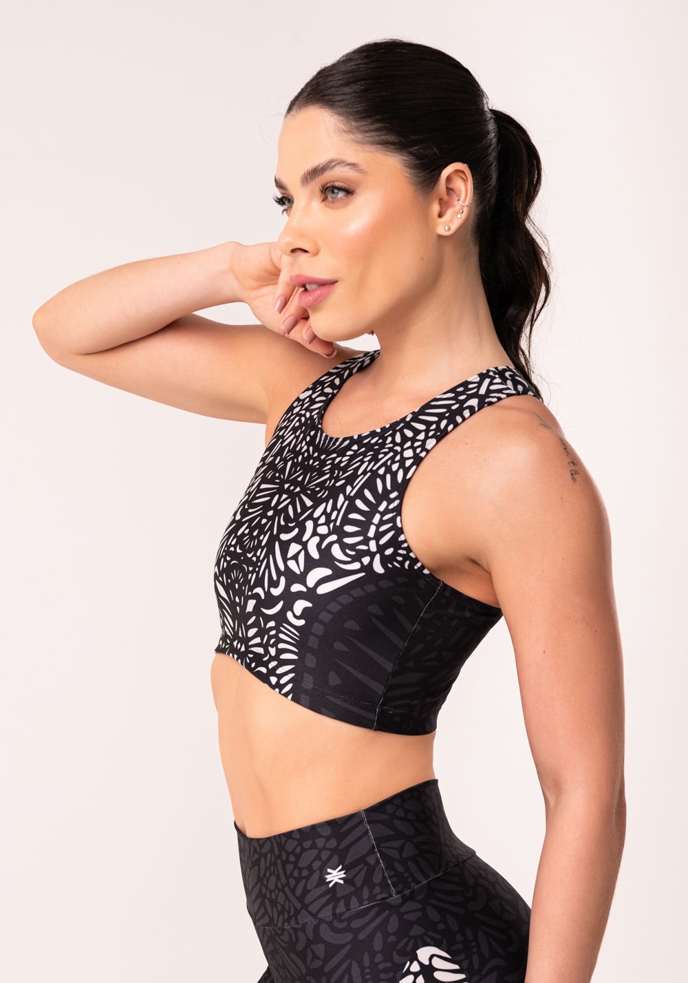 Top fitness feminino nadador arabesco preto e nude printed
