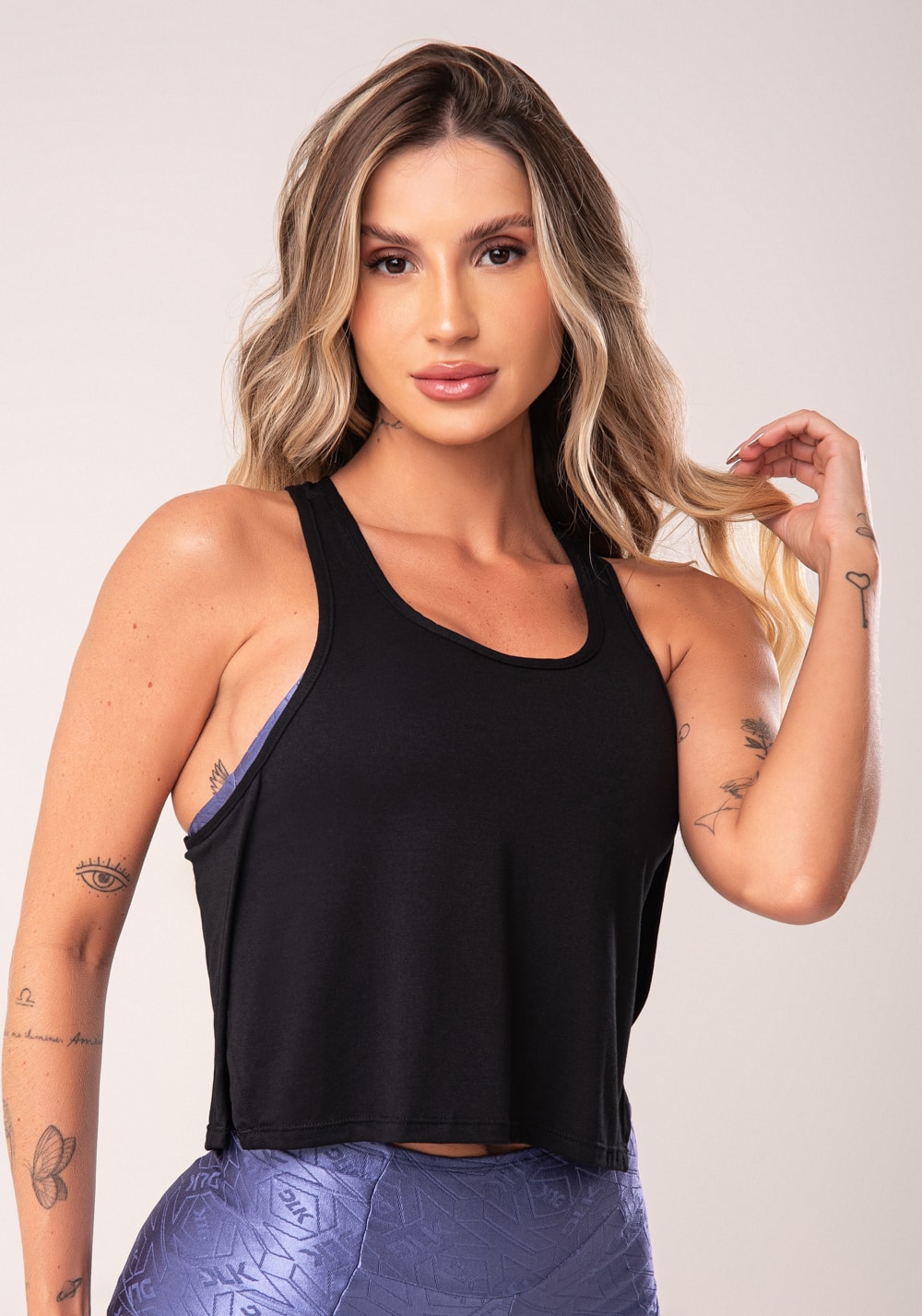 Cropped feminino preto com transpasse lateral flow