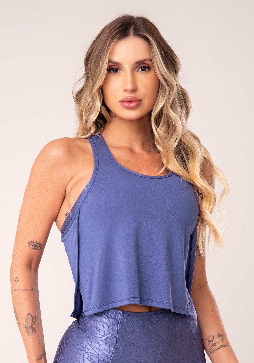Cropped feminino azul com transpasse lateral flow
