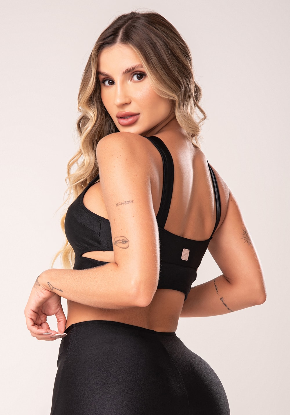 Top fitness feminino preto com bojo cut-out e alças largas flow