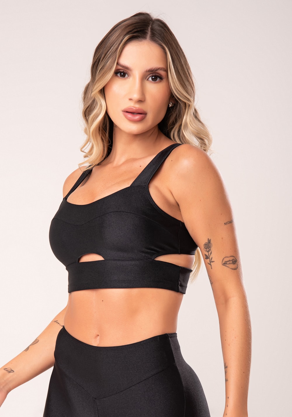 Top fitness feminino preto com bojo cut-out e alças largas flow