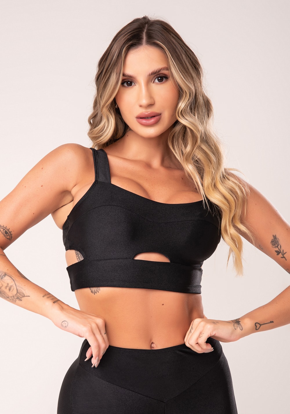 Top fitness feminino preto com bojo cut-out e alças largas flow