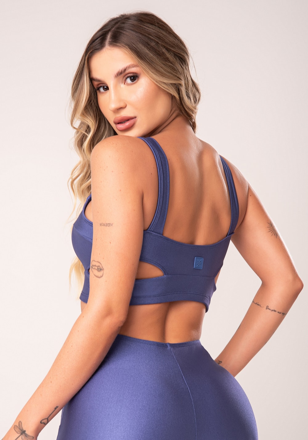 Top fitness feminino azul com bojo cut-out e alças largas flow