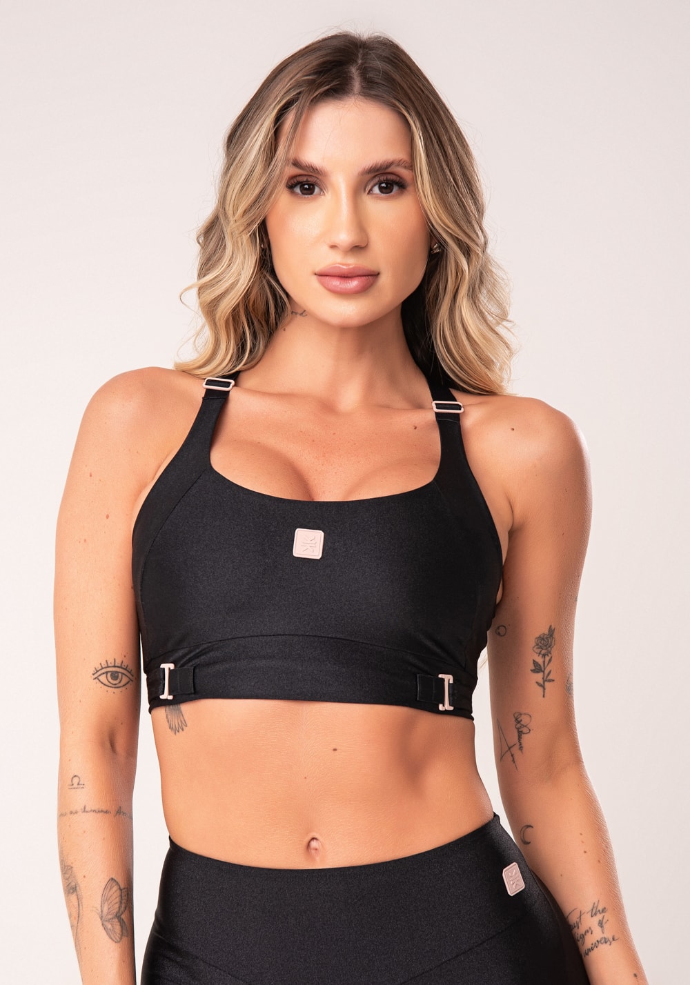 Top fitness feminino preto com bojo e alças cruzadas reguláveis flow