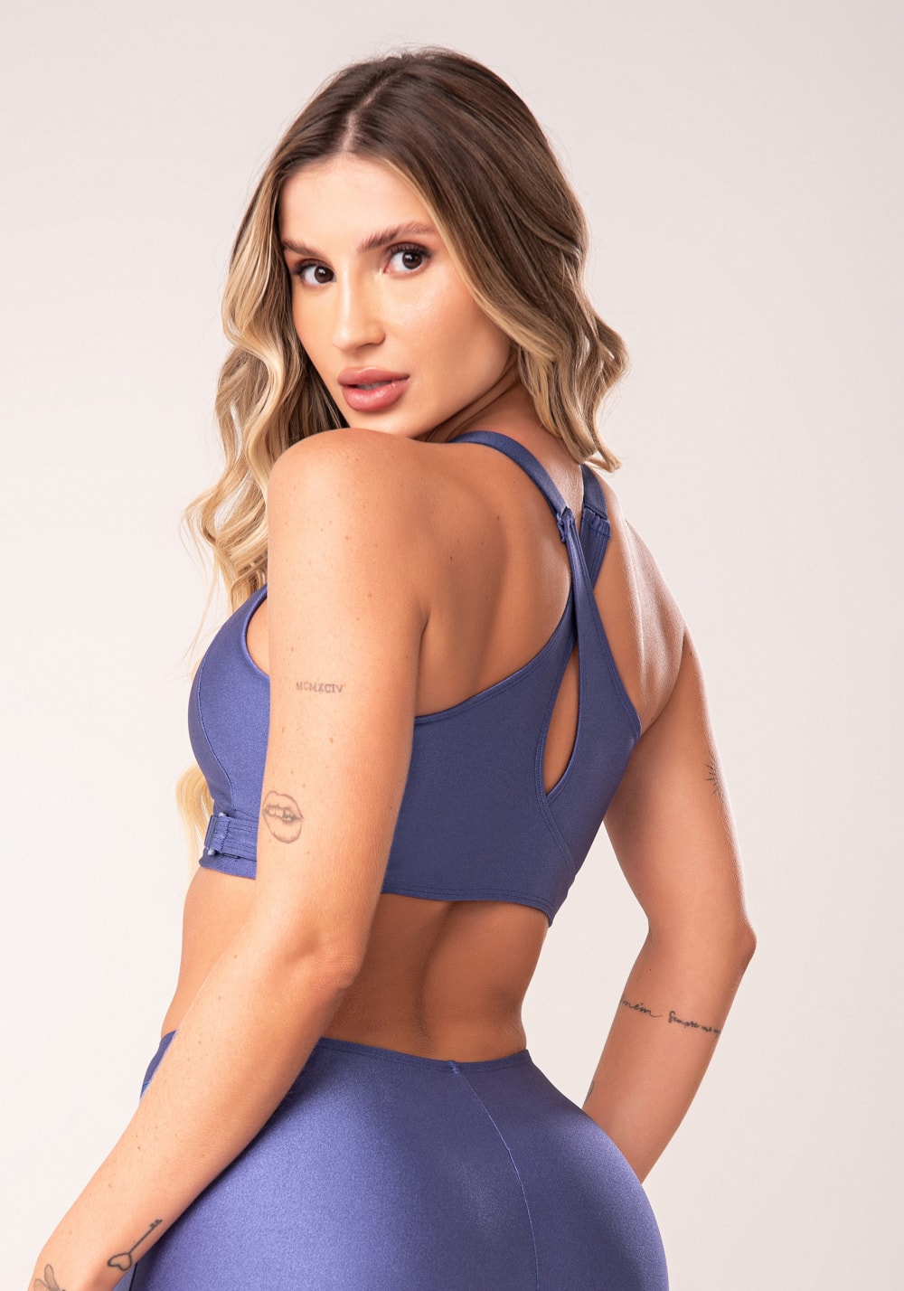 Top fitness feminino azul com bojo e alças cruzadas reguláveis flow