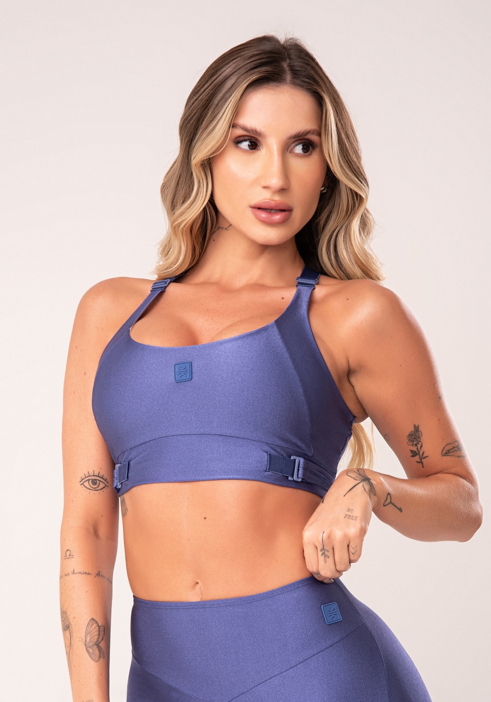 Top fitness feminino azul com bojo e alças cruzadas reguláveis flow