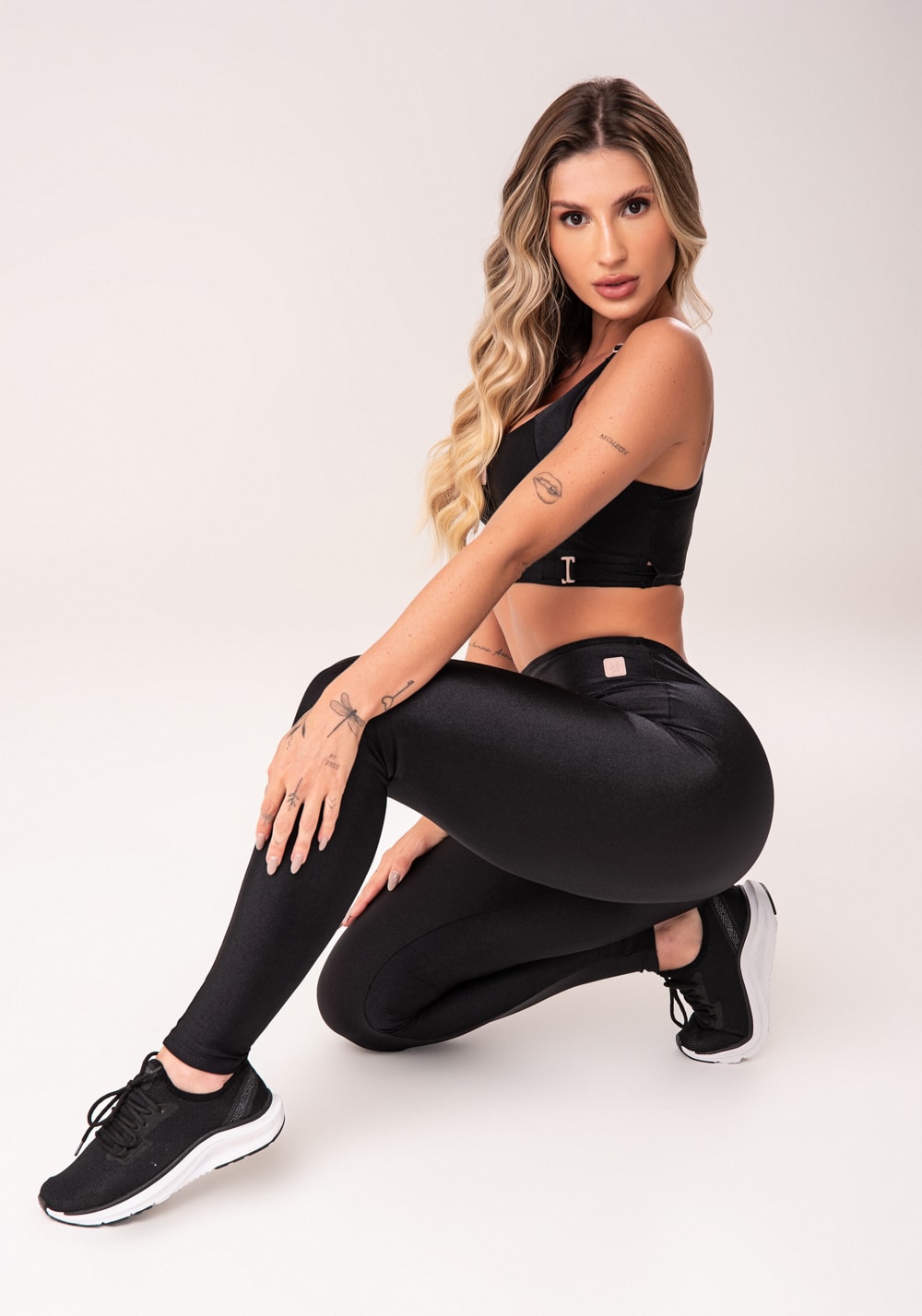Legging fitness feminina preto com recorte em v flow