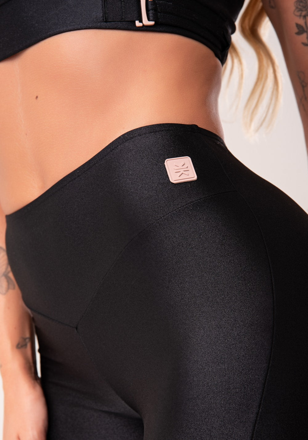 Legging fitness feminina preto com recorte em v flow