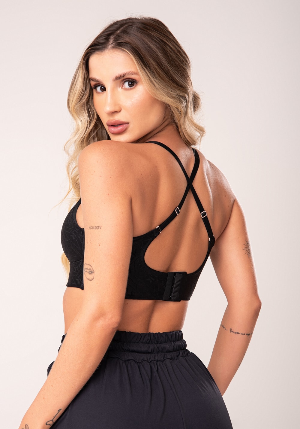 Top fitness feminino preto logomania com alças cruzadas flow