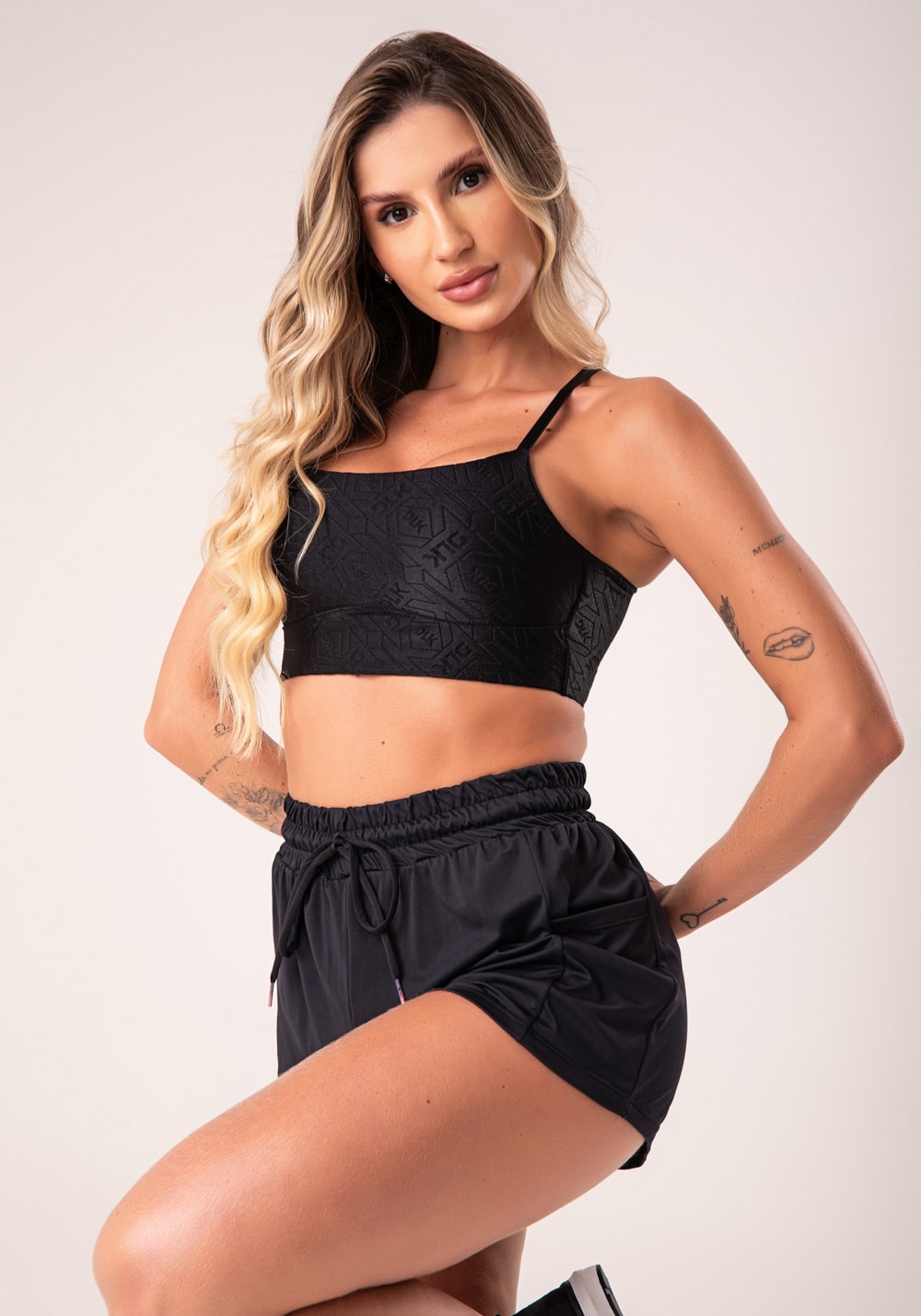 Top fitness feminino preto logomania com alças cruzadas flow