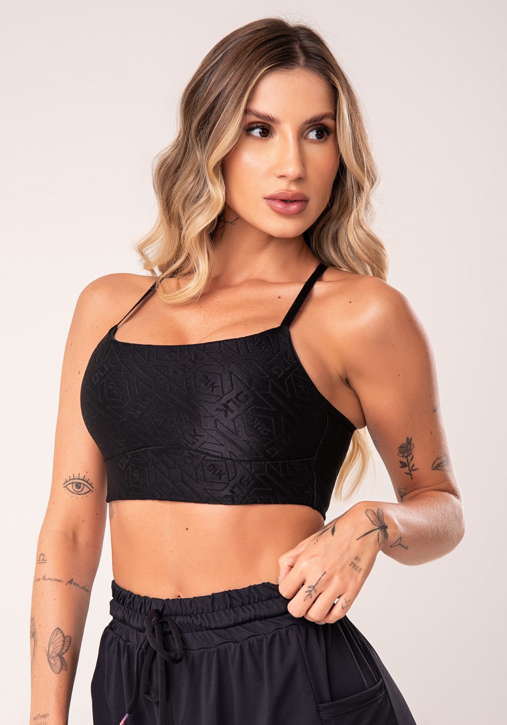 Top fitness feminino preto logomania com alças cruzadas flow