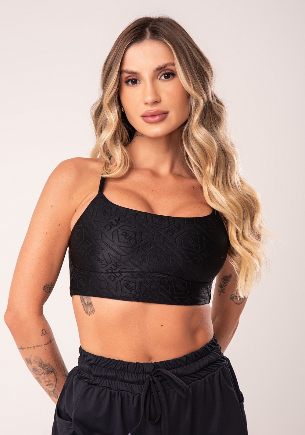 Top fitness feminino preto logomania com alças cruzadas flow
