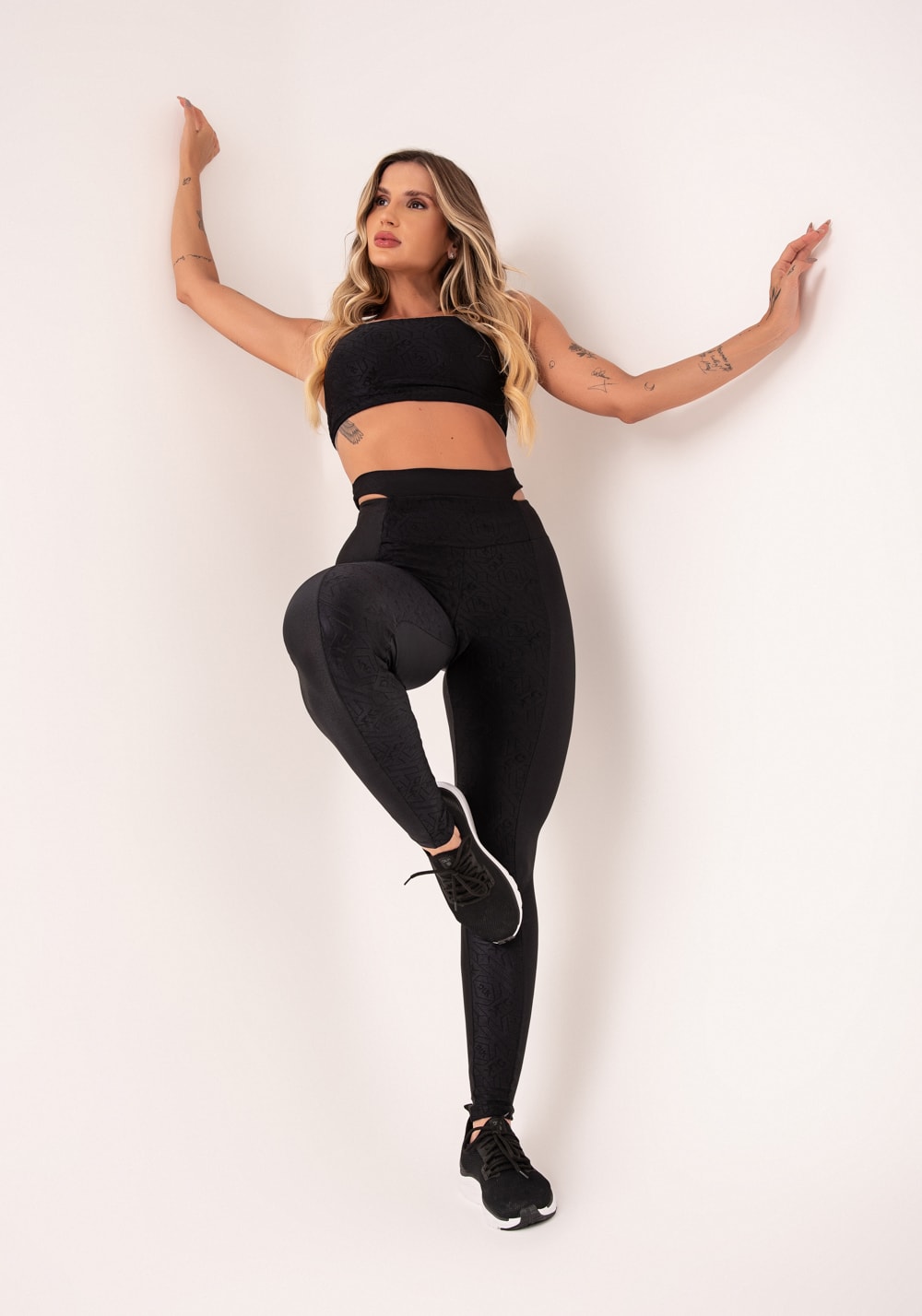 Legging fitness feminina preto logomania cut-out com recortes flow