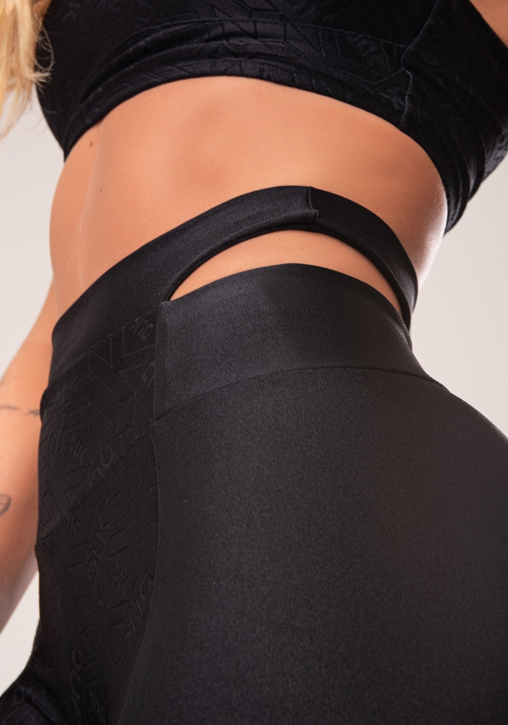 Legging fitness feminina preto logomania cut-out com recortes flow
