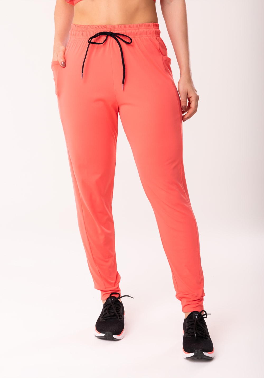 Calça jogger feminina coral com bolso flow