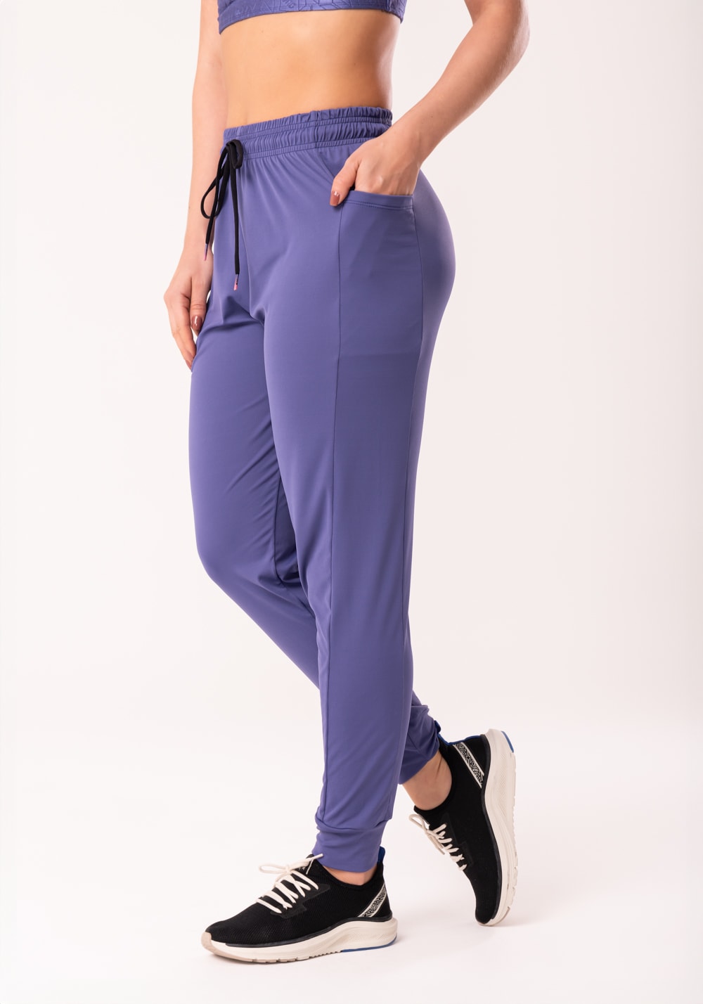 Calça jogger feminina azul com bolso flow