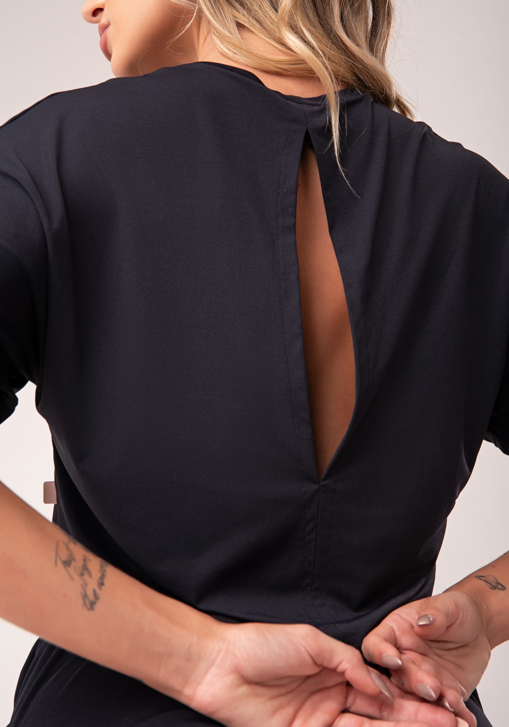 Cropped feminino preto com fenda nas costas flow