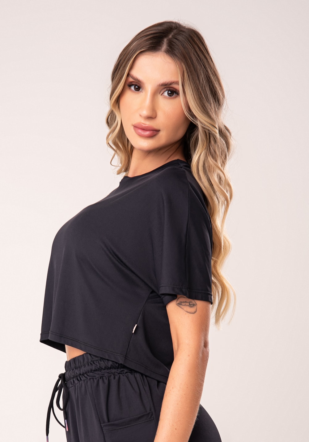 Cropped feminino preto com fenda nas costas flow