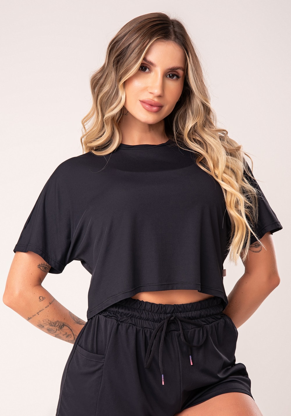 Cropped feminino preto com fenda nas costas flow