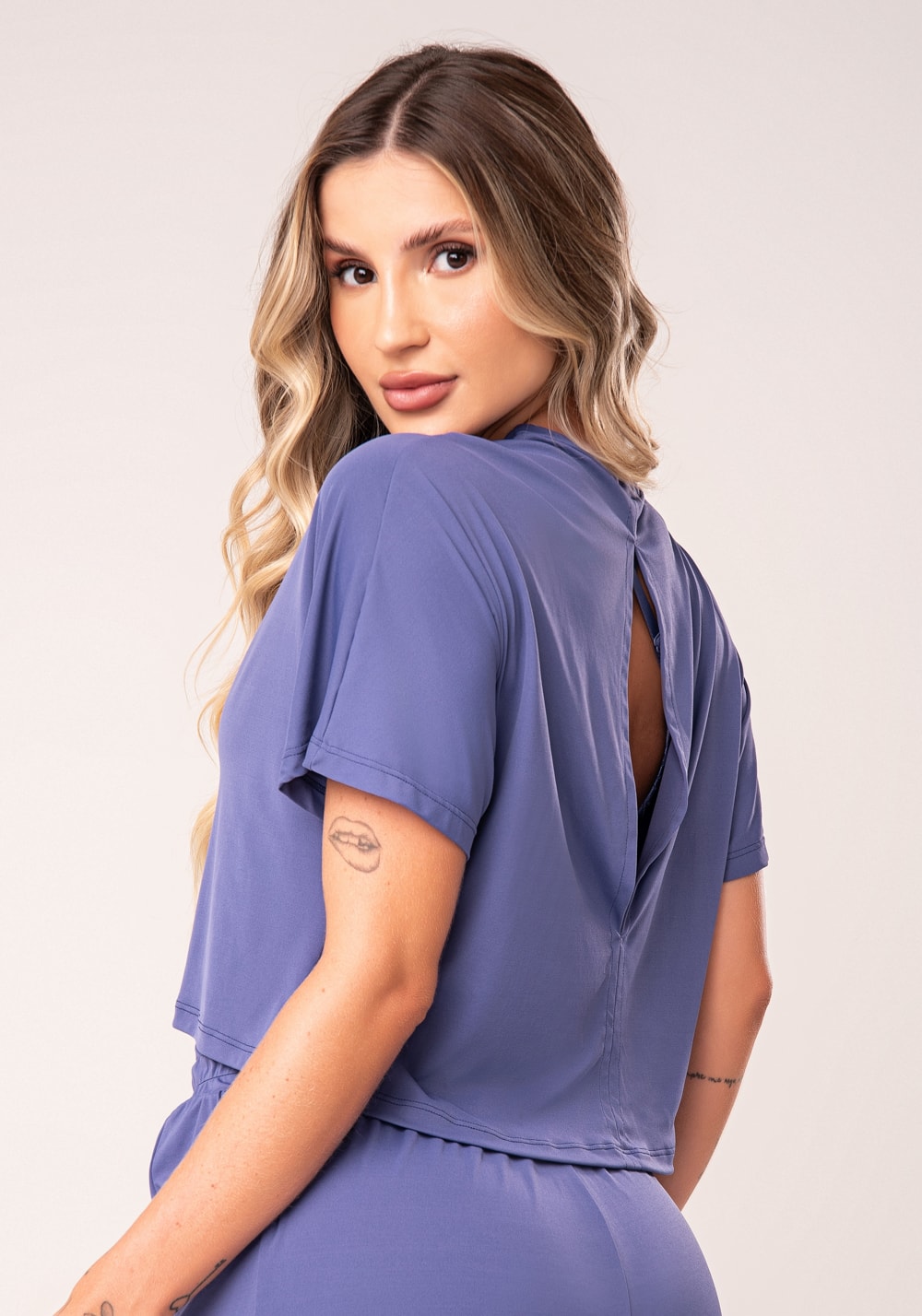 Cropped feminino azul com fenda nas costas flow