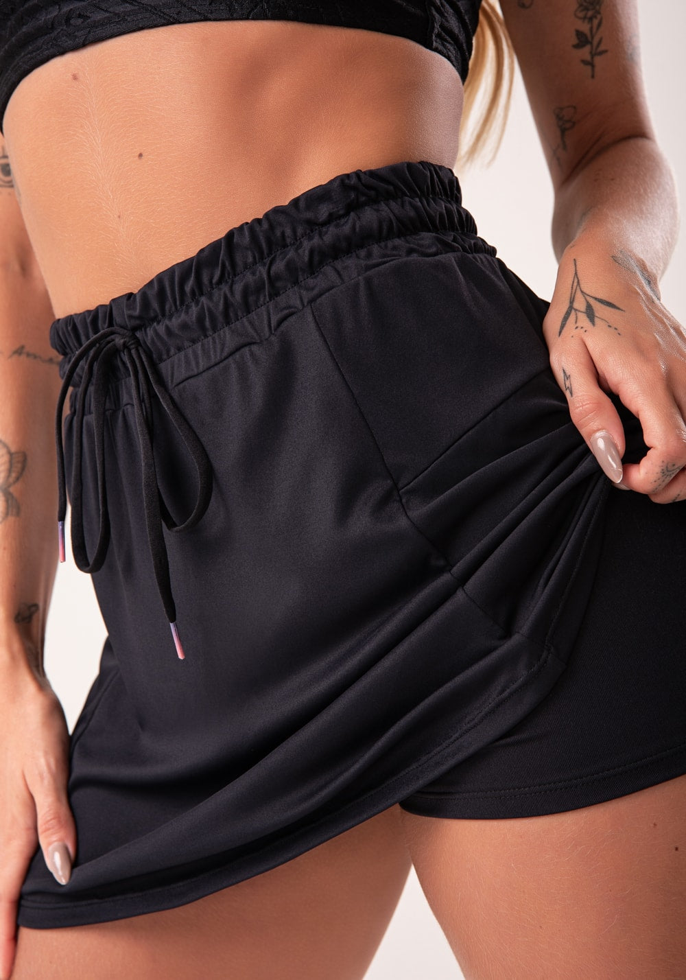 Short saia feminino preto com cadarço flow