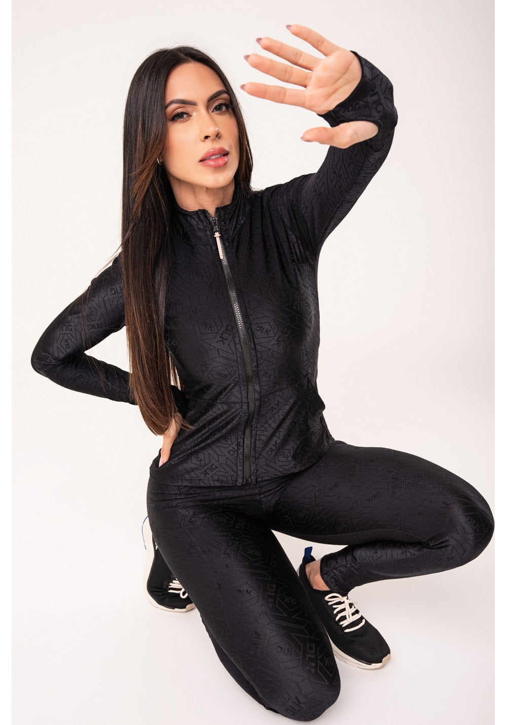 Casaco feminino preto logomania com recortes e zíper flow