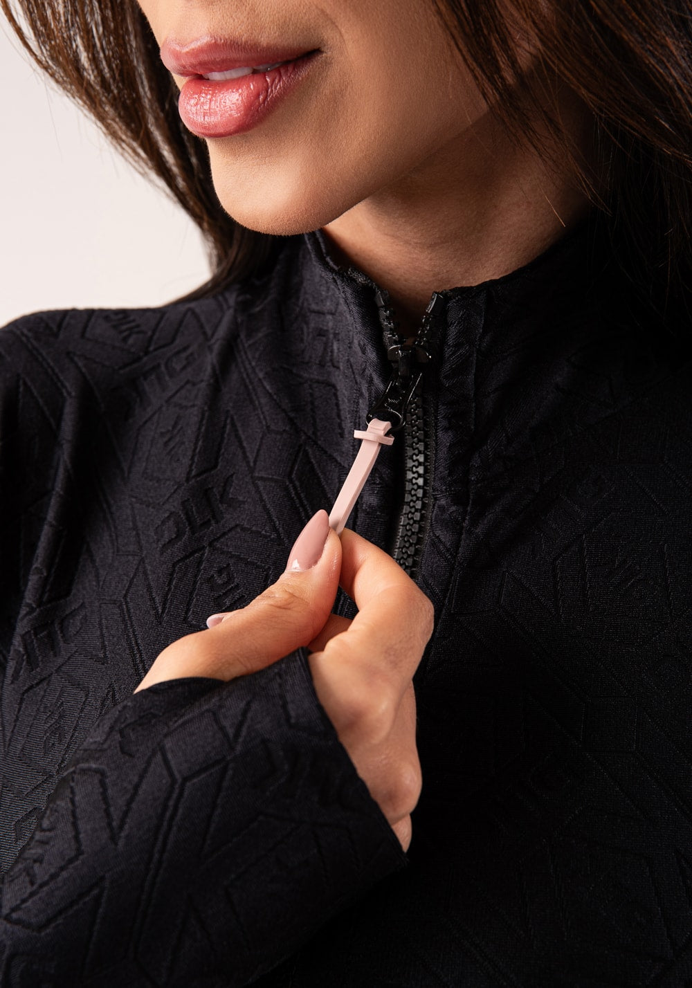 Casaco feminino preto logomania com recortes e zíper flow
