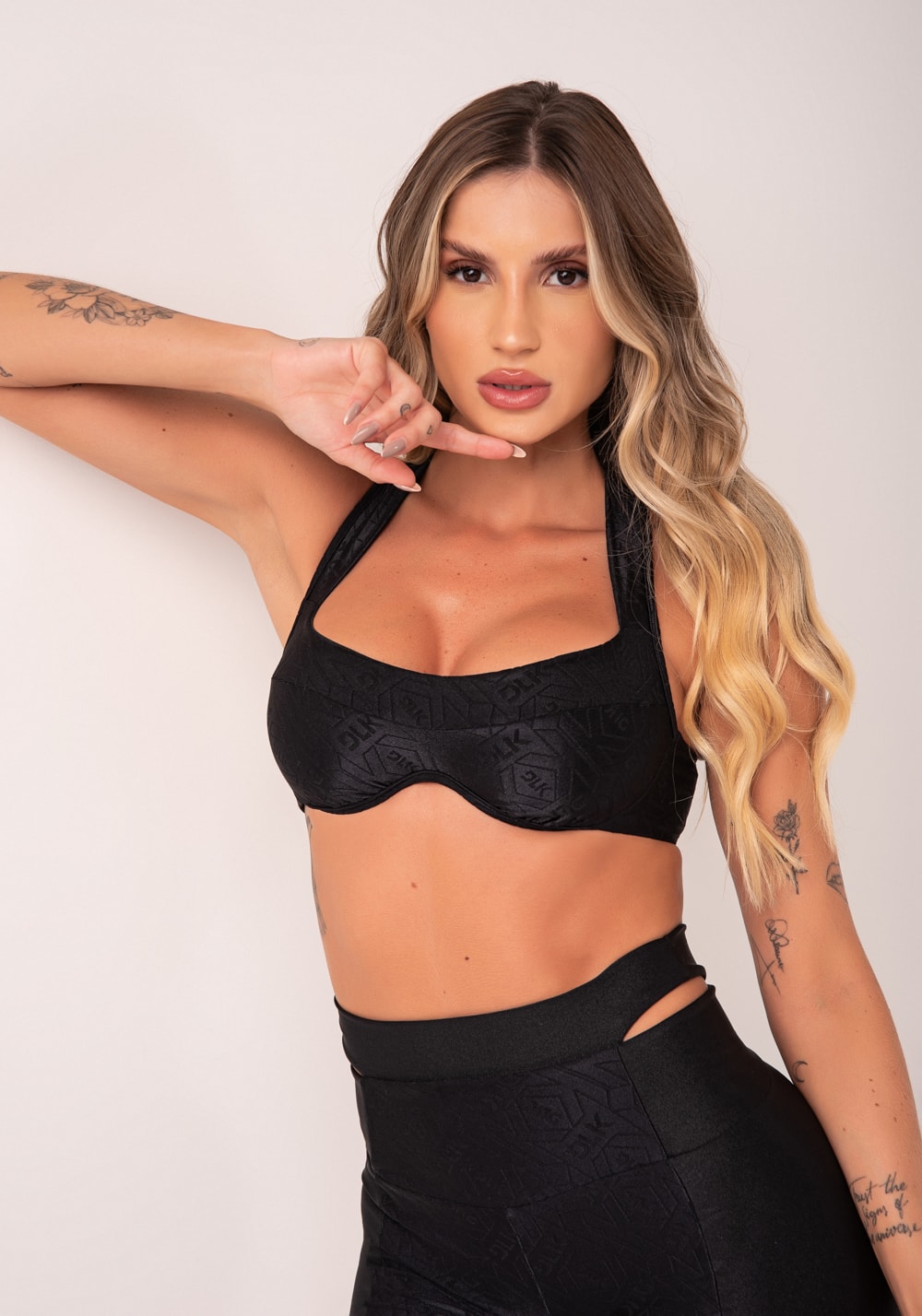 Top fitness feminino preto logomania arco inteiro flow
