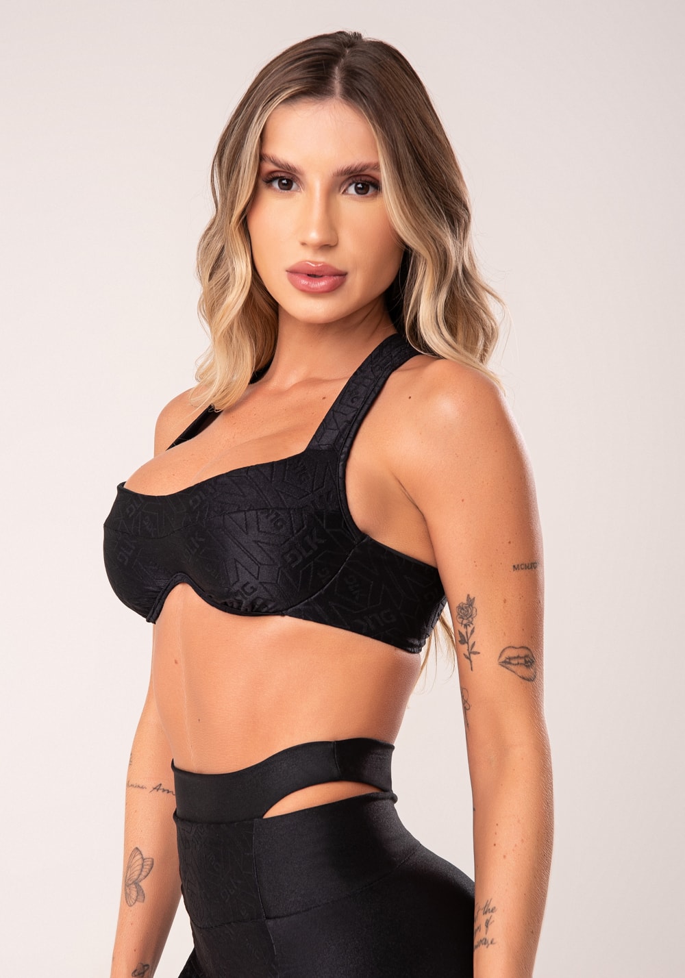 Top fitness feminino preto logomania arco inteiro flow
