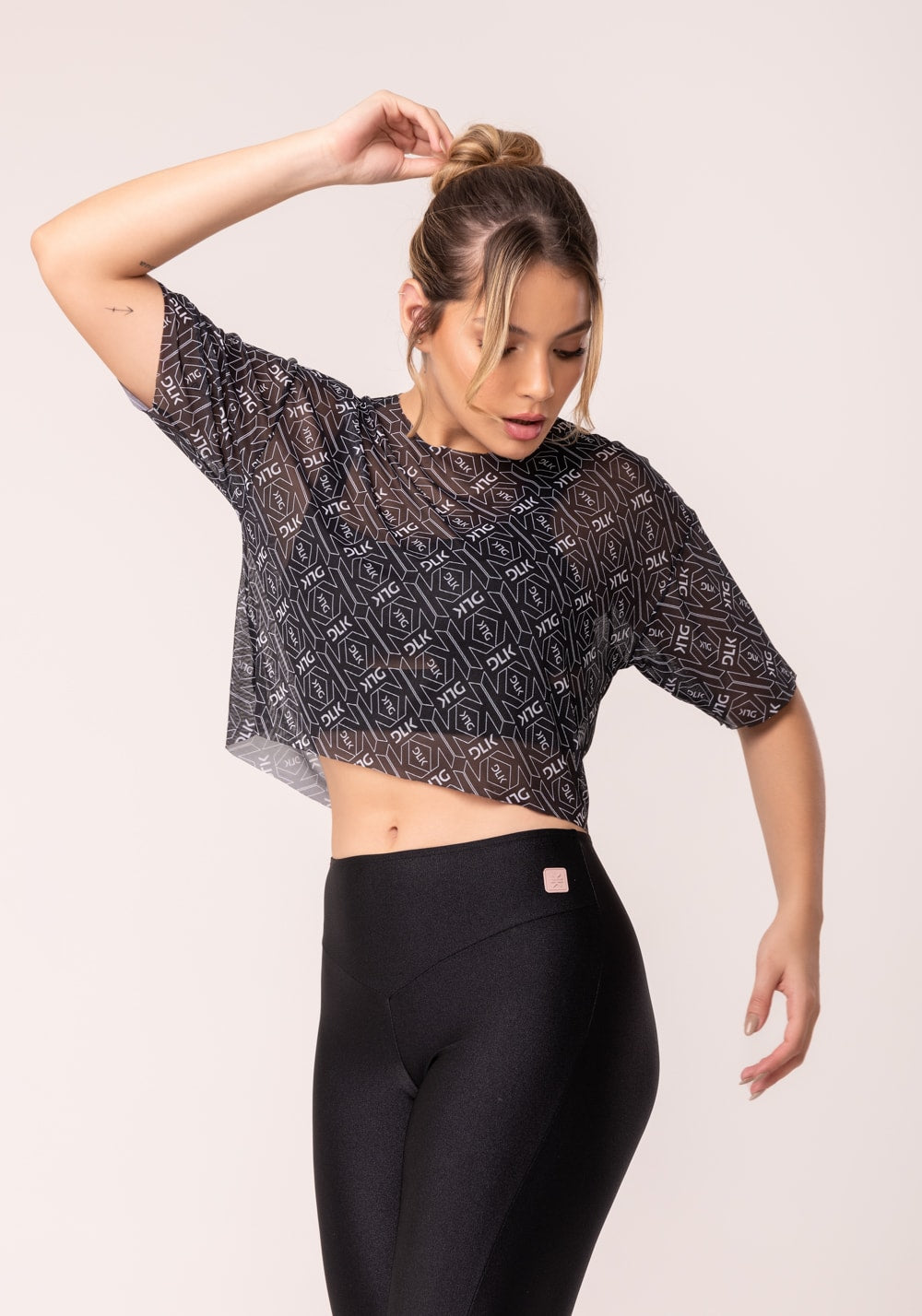 Cropped de tule feminino com manga preto e branco logomania flow