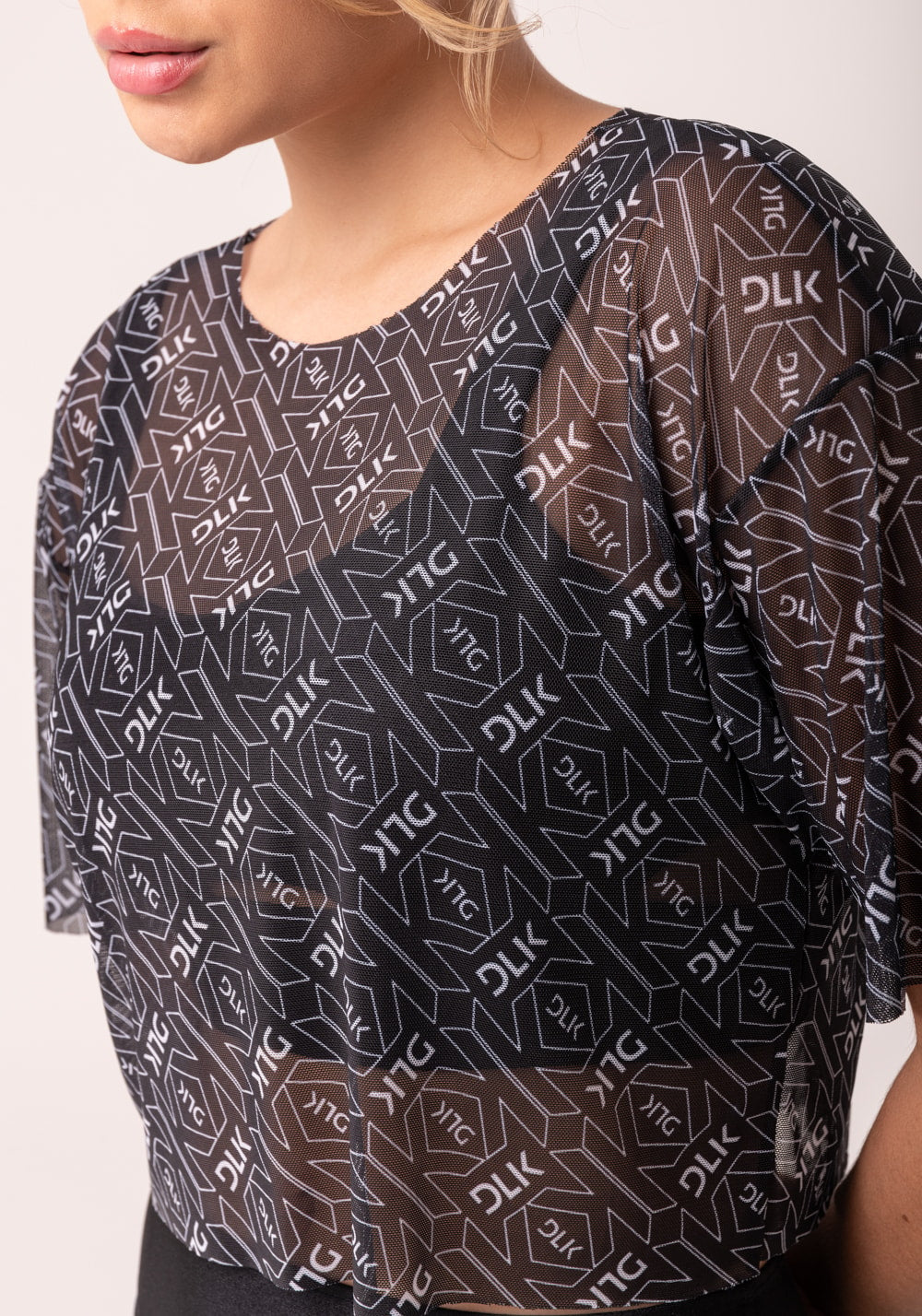 Cropped de tule feminino com manga preto e branco logomania flow