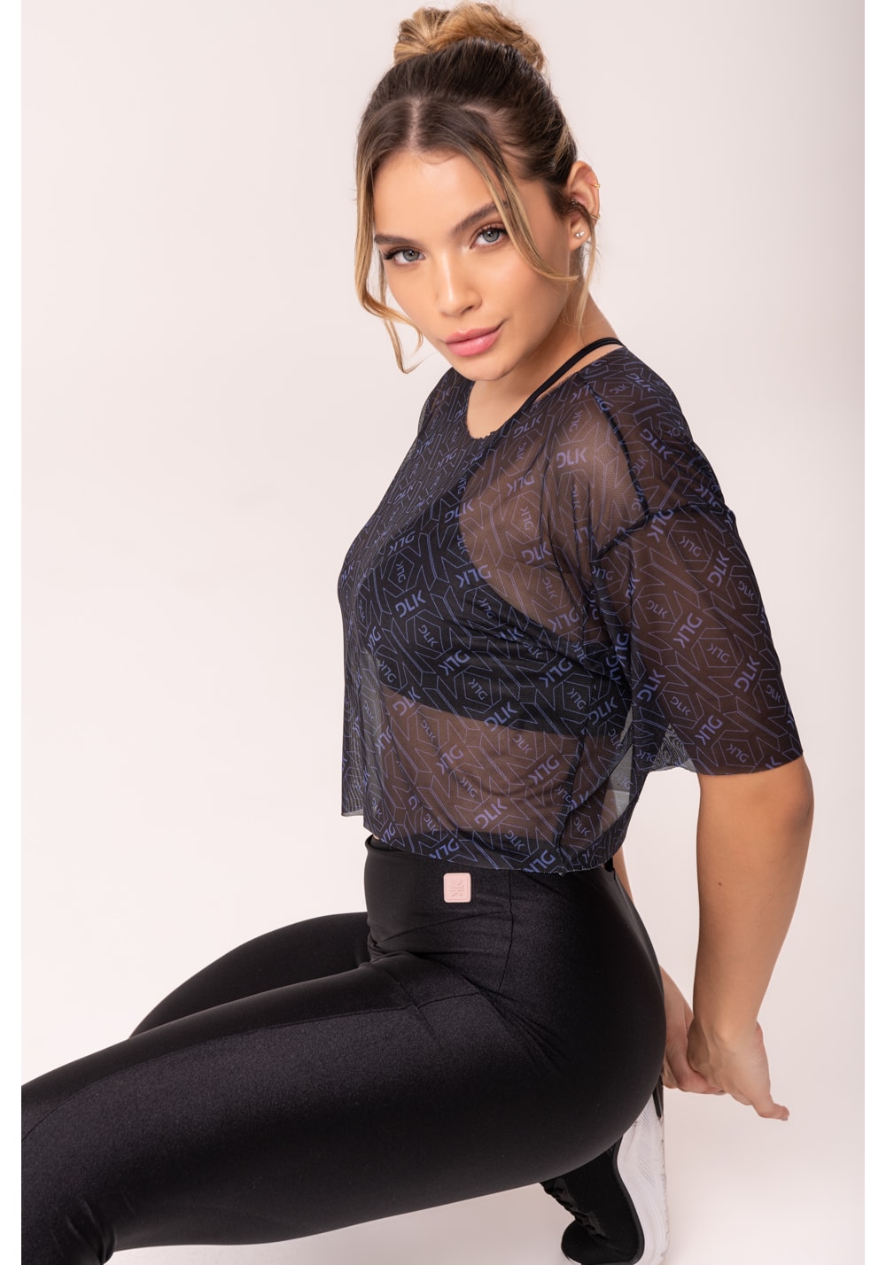 Cropped de tule feminino com manga preto e azul logomania flow