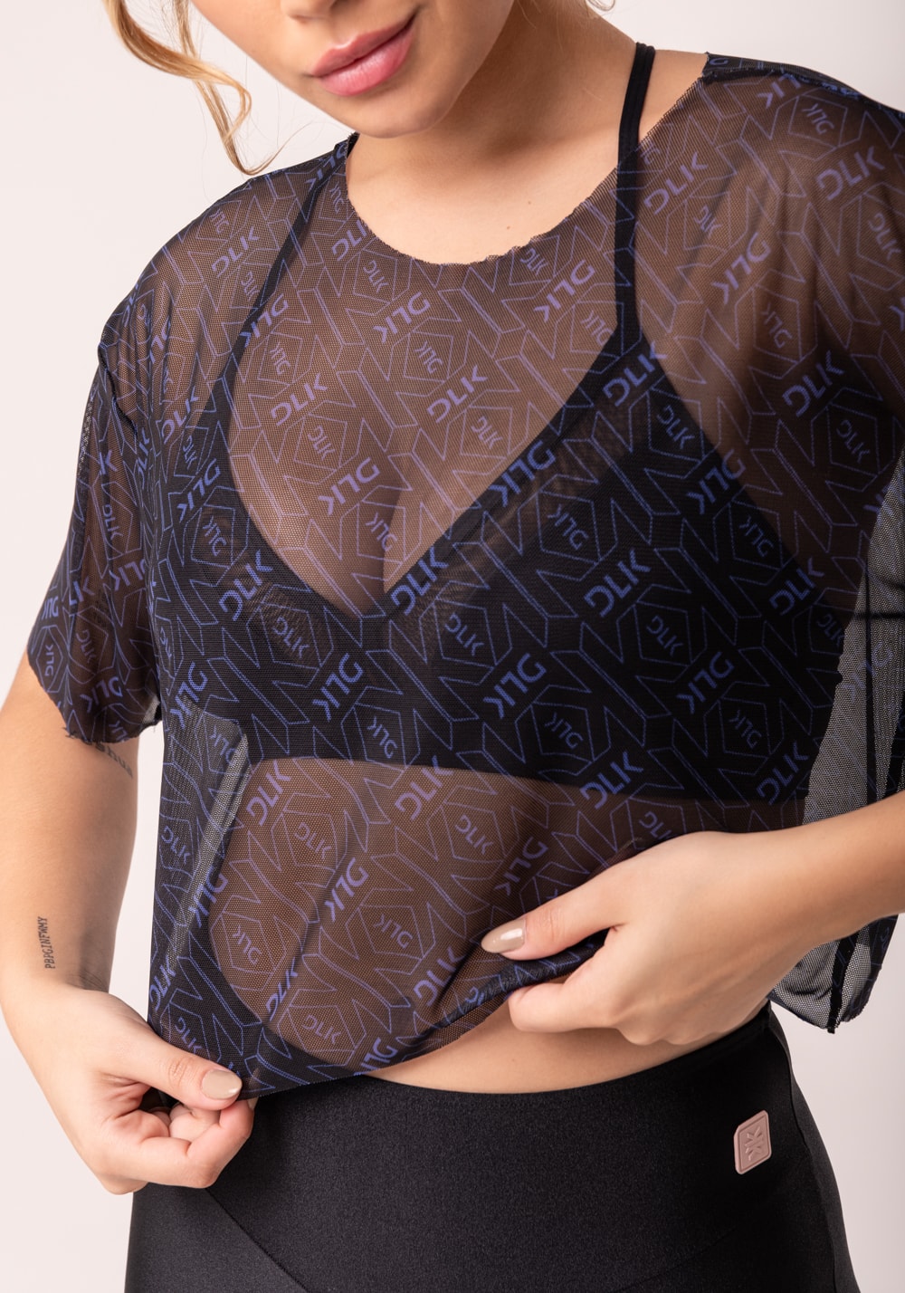 Cropped de tule feminino com manga preto e azul logomania flow