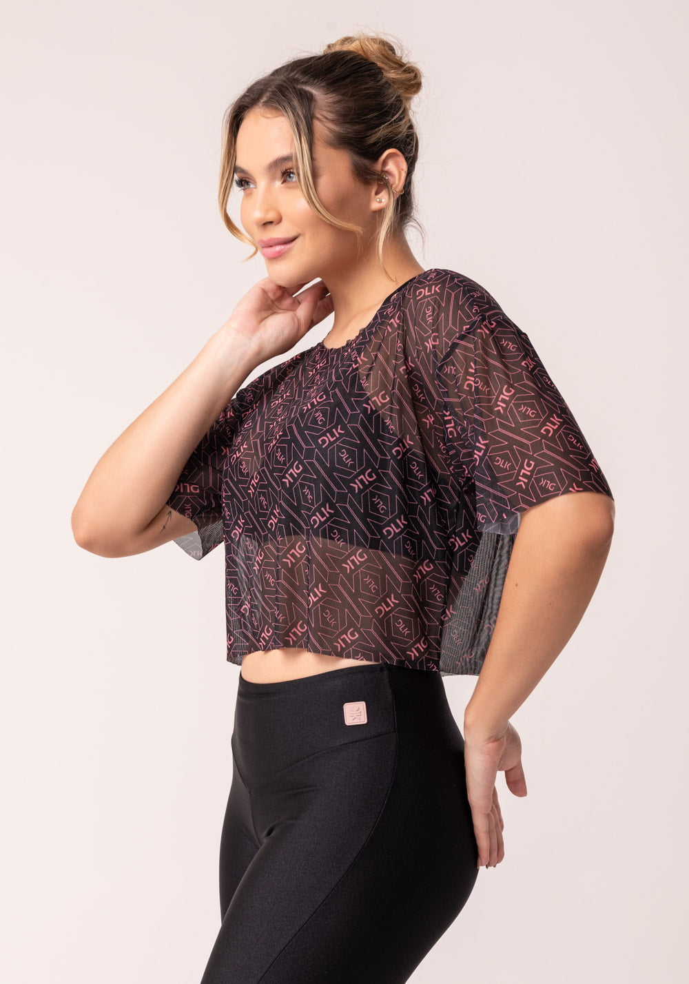 Cropped de tule feminino com manga preto e coral logomania flow