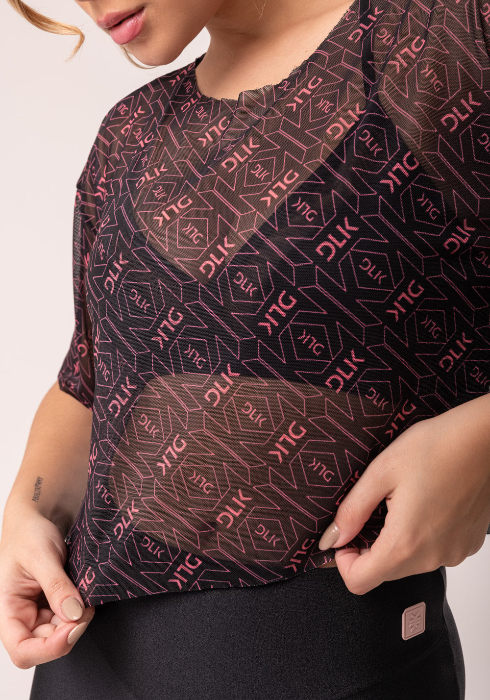 Cropped de tule feminino com manga preto e coral logomania flow