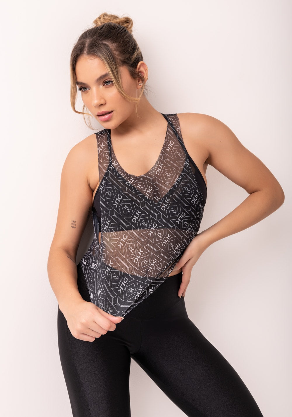 Cropped de tule feminino preto e branco logomania flow